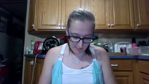 Snapshot of truckerswifetobe chatting on October 1, 2:39 am TruckersWifeToBe online show from October 1, 2:39 am