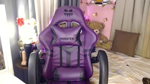    online show from December 4, 12:25 pm