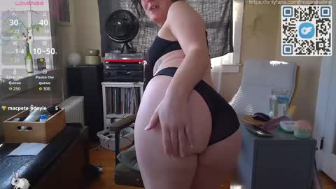 Snapshot of tsbunnyhun chatting on November 8, 4:07 pm Mia-Jane Seline online show from November 8, 4:07 pm