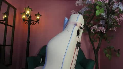  C H L O E online show from February 5, 7:29 pm