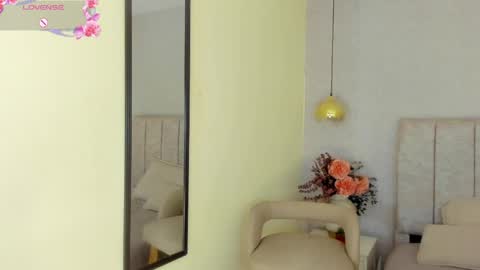 Snapshot of tutu_milf chatting on June 4, 7:20 pm Tutu online show from June 4, 7:20 pm