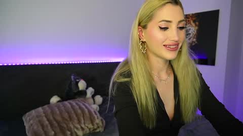 Snapshot of tweety_twist chatting on December 24, 12:11 am MayCarrey online show from December 24, 12:11 am