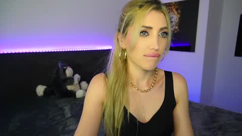 Snapshot of tweety_twist chatting on January 2, 1:27 am MayCarrey online show from January 2, 1:27 am