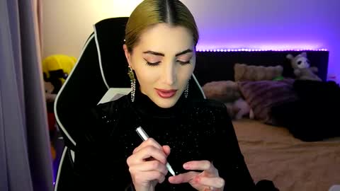 Snapshot of tweety_twist chatting on December 14, 9:08 pm MayCarrey online show from December 14, 9:08 pm