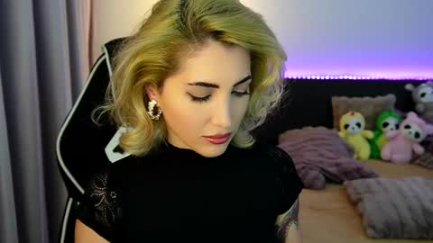 MayCarrey online show from December 18, 9:32 pm