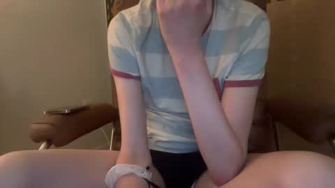 Snapshot of twinkie_lad117 chatting on October 4, 7:17 am twinkie_lad117 online show from October 4, 7:17 am