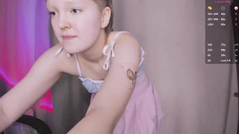 Snapshot of twinkle_may chatting on February 12, 1:27 pm May online show from February 12, 1:27 pm