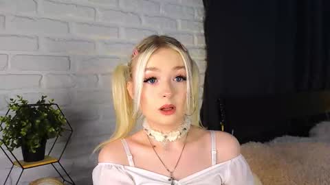 Snapshot of twinklefluff chatting on October 1, 3:51 pm twinklefluff online show from October 1, 3:51 pm