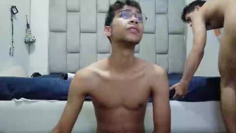 Snapshot of twinksecrets_ chatting on March 5, 9:05 am twinksecrets_ online show from March 5, 9:05 am