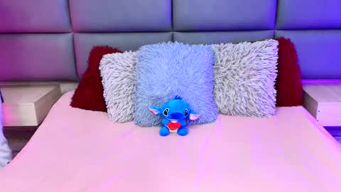 Snapshot of twinslovers_ chatting on October 25, 1:35 am twinslovers_ online show from October 25, 1:35 am