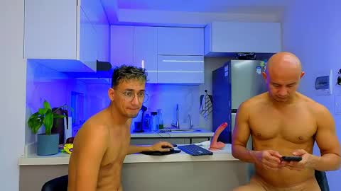 twoboyshot24 online show from May 5, 9:39 am