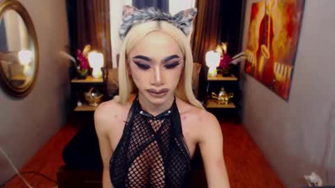 Snapshot of twofuckablestrans chatting on November 10, 3:16 am KiaraKeana online show from November 10, 3:16 am