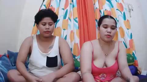 Snapshot of twowetcuties chatting on February 12, 8:38 am Lyn and lea online show from February 12, 8:38 am