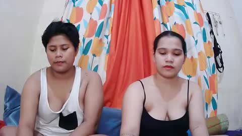 Snapshot of twowetcuties chatting on March 4, 6:04 am Lyn and lea online show from March 4, 6:04 am