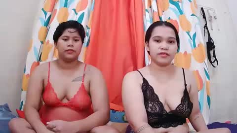 Snapshot of twowetcuties chatting on March 4, 11:54 pm Lyn and lea online show from March 4, 11:54 pm