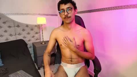 Snapshot of twunkmiguel chatting on July 16, 2:17 am TwunkMiguel online show from July 16, 2:17 am