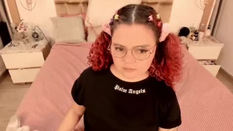 Snapshot of twwiiggy19 chatting on February 18, 8:25 pm Twiggy online show from February 18, 8:25 pm