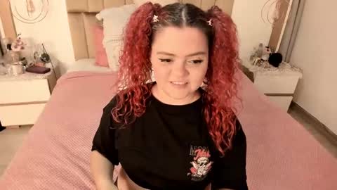 Snapshot of twwiiggy19 chatting on February 25, 8:19 pm Twiggy online show from February 25, 8:19 pm