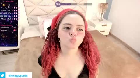 Snapshot of twwiiggy19 chatting on December 2, 8:19 am Twiggy online show from December 2, 8:19 am