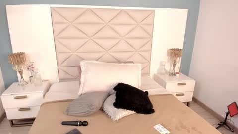 Twiggy online show from February 5, 8:24 pm