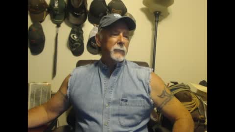 Snapshot of txlobo60 chatting on April 21, 12:01 am txlobo60 online show from April 21, 12:01 am