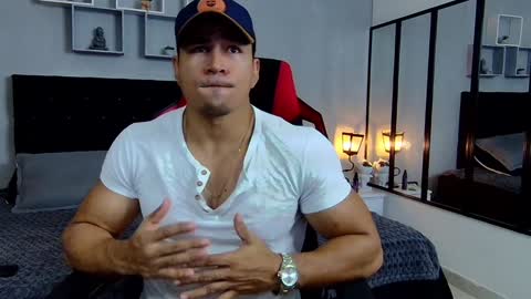 Snapshot of tyler_hank1 chatting on December 15, 11:53 pm tyler_hank1 online show from December 15, 11:53 pm