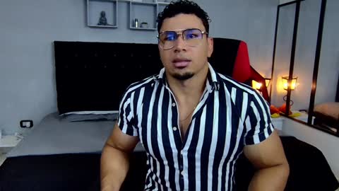 Snapshot of tyler_hank1 chatting on January 20, 1:21 pm tyler_hank1 online show from January 20, 1:21 pm