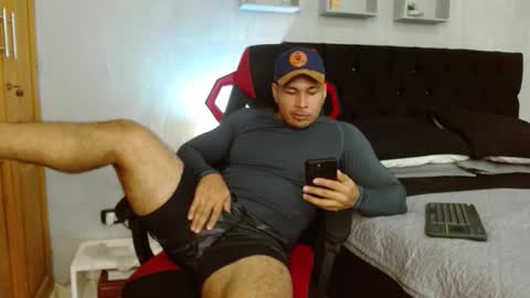 Snapshot of tyler_hank1 chatting on November 23, 2:17 pm tyler_hank1 online show from November 23, 2:17 pm