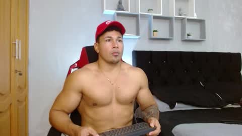 Snapshot of tyler_hank1 chatting on November 25, 8:31 pm tyler_hank1 online show from November 25, 8:31 pm