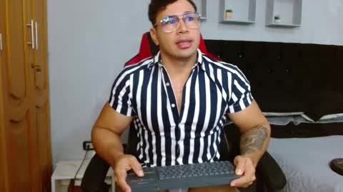 Snapshot of tyler_hank1 chatting on December 4, 11:19 am tyler_hank1 online show from December 4, 11:19 am