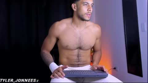 Snapshot of tyler_jonnes chatting on June 19, 11:52 pm Tyler online show from June 19, 11:52 pm