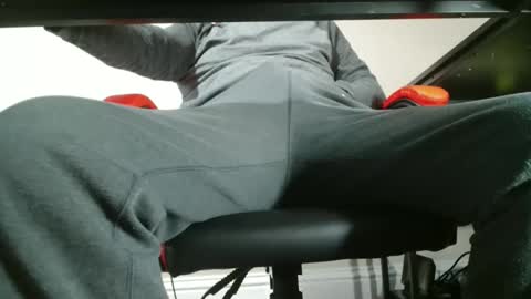 Snapshot of ukguynxtdr chatting on January 8, 9:00 am ukguynxtdr online show from January 8, 9:00 am