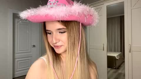 Snapshot of ulalittlepage chatting on December 5, 5:53 pm Vikki online show from December 5, 5:53 pm