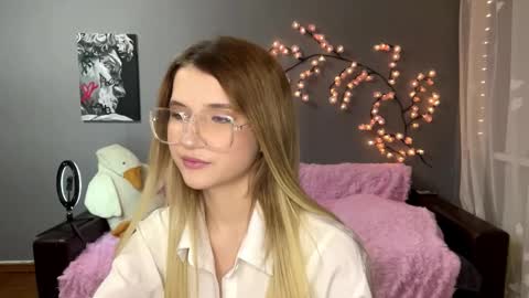 Snapshot of ulalittlepage chatting on December 14, 4:12 pm Vikki online show from December 14, 4:12 pm