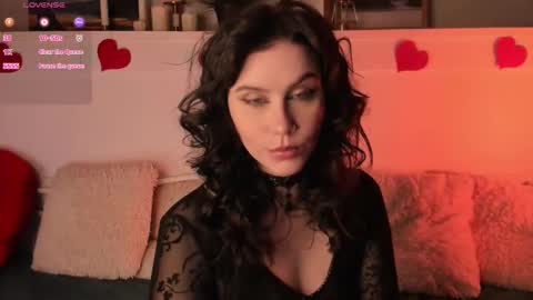 Una  online show from February 12, 11:05 am