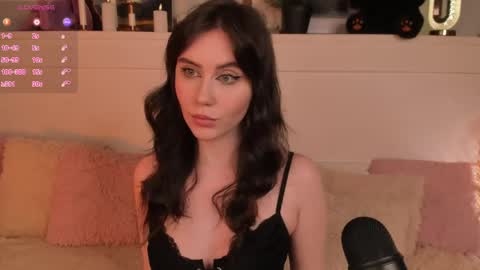 Una  online show from May 3, 9:15 am