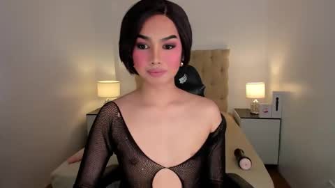 Snapshot of underrated_trans chatting on November 16, 3:56 am Lily online show from November 16, 3:56 am