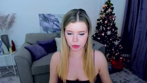 Snapshot of unforgettablalice chatting on December 5, 8:27 pm Alice online show from December 5, 8:27 pm