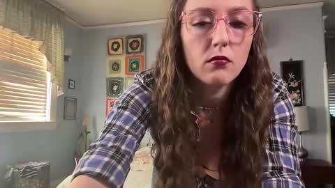 Lola Moonstone online show from June 7, 2:10 pm