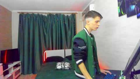 Snapshot of unitalex chatting on November 6, 7:59 pm Alex online show from November 6, 7:59 pm