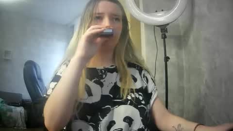Snapshot of universeemily chatting on October 31, 6:03 am UniverseEmily online show from October 31, 6:03 am