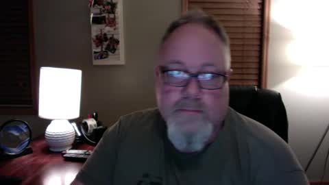 Snapshot of up2later chatting on January 4, 4:33 am up2later online show from January 4, 4:33 am