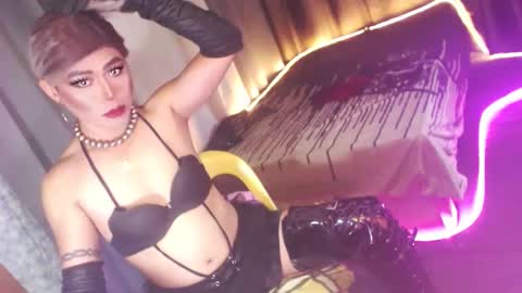 Snapshot of ur_dominatrix chatting on December 5, 2:53 am MISS ANNA online show from December 5, 2:53 am