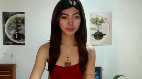 Snapshot of ur_extra_petite chatting on May 28, 8:39 pm online show from May 28, 8:39 pm