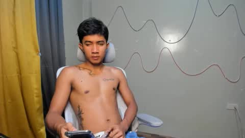 Snapshot of ur_hottestjonny chatting on May 5, 4:37 pm jonny online show from May 5, 4:37 pm