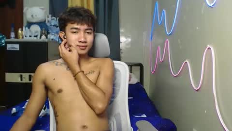 Snapshot of ur_hottestjonny chatting on June 10, 11:03 pm jonny online show from June 10, 11:03 pm
