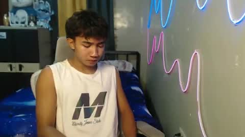 Snapshot of ur_hottestjonny chatting on June 13, 10:18 pm jonny online show from June 13, 10:18 pm