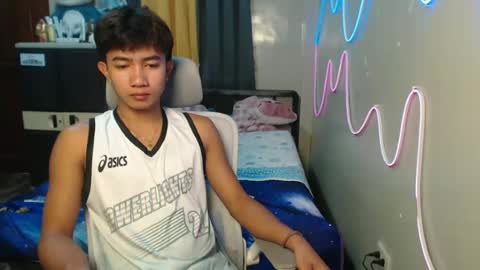 Snapshot of ur_hottestjonny chatting on June 15, 11:07 pm jonny online show from June 15, 11:07 pm