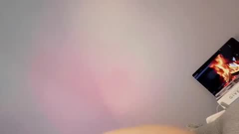 Lola online show from April 25, 3:09 pm
