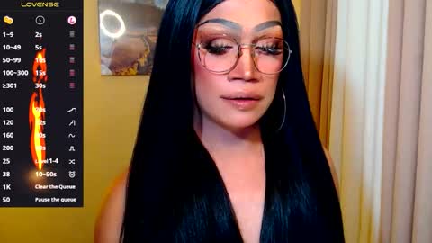 Snapshot of ur_new_fantasy chatting on December 14, 2:33 pm Call me Queeny online show from December 14, 2:33 pm